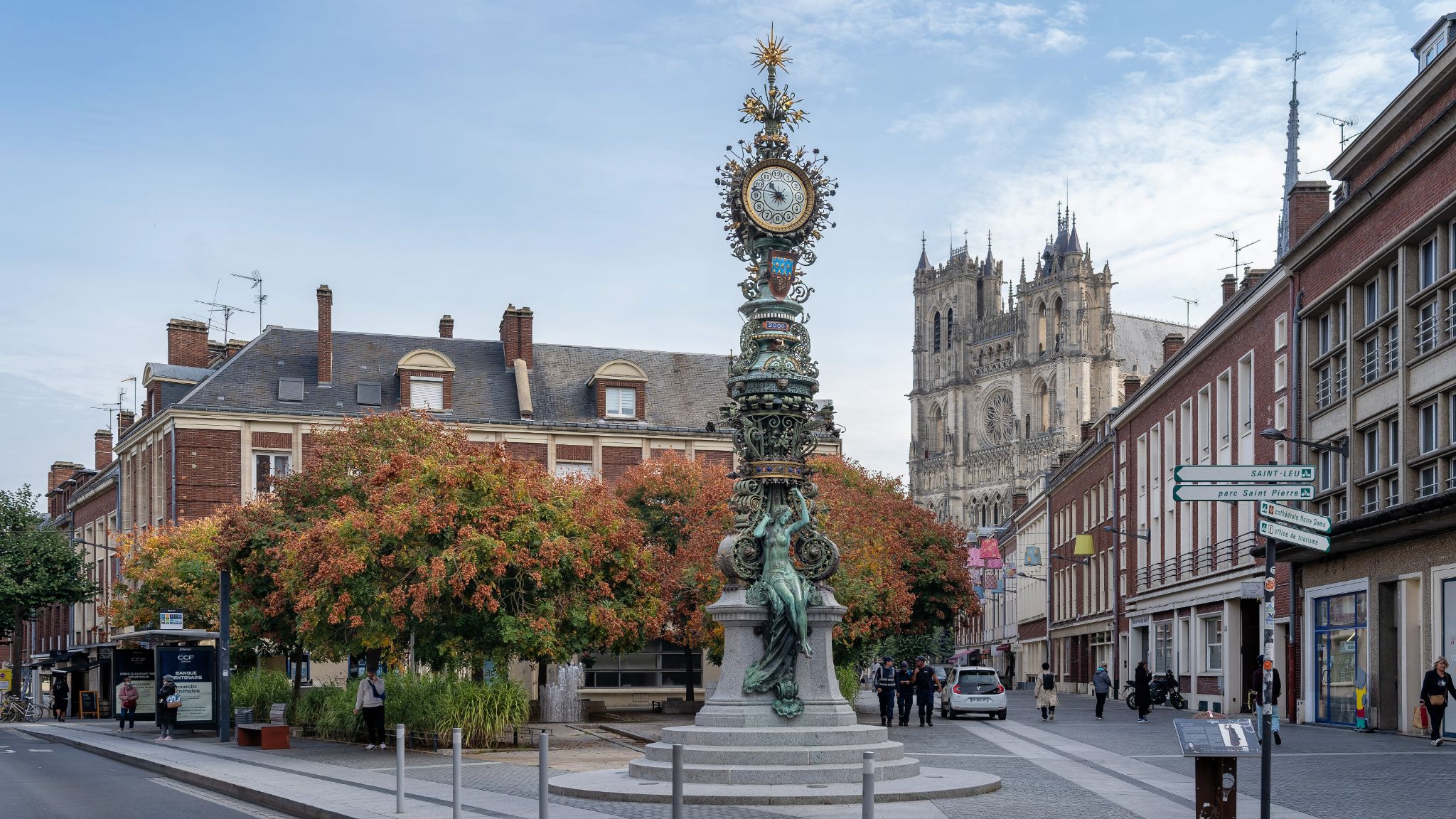 Horloge Dewailly, eine Jugendstil-Uhr in Amiens, gekrönt von der Bronzestatue "Le Printemps" (Frühling), die wegen ihrer Nacktheit im Volksmund Marie-sans-chemise genannt wird.